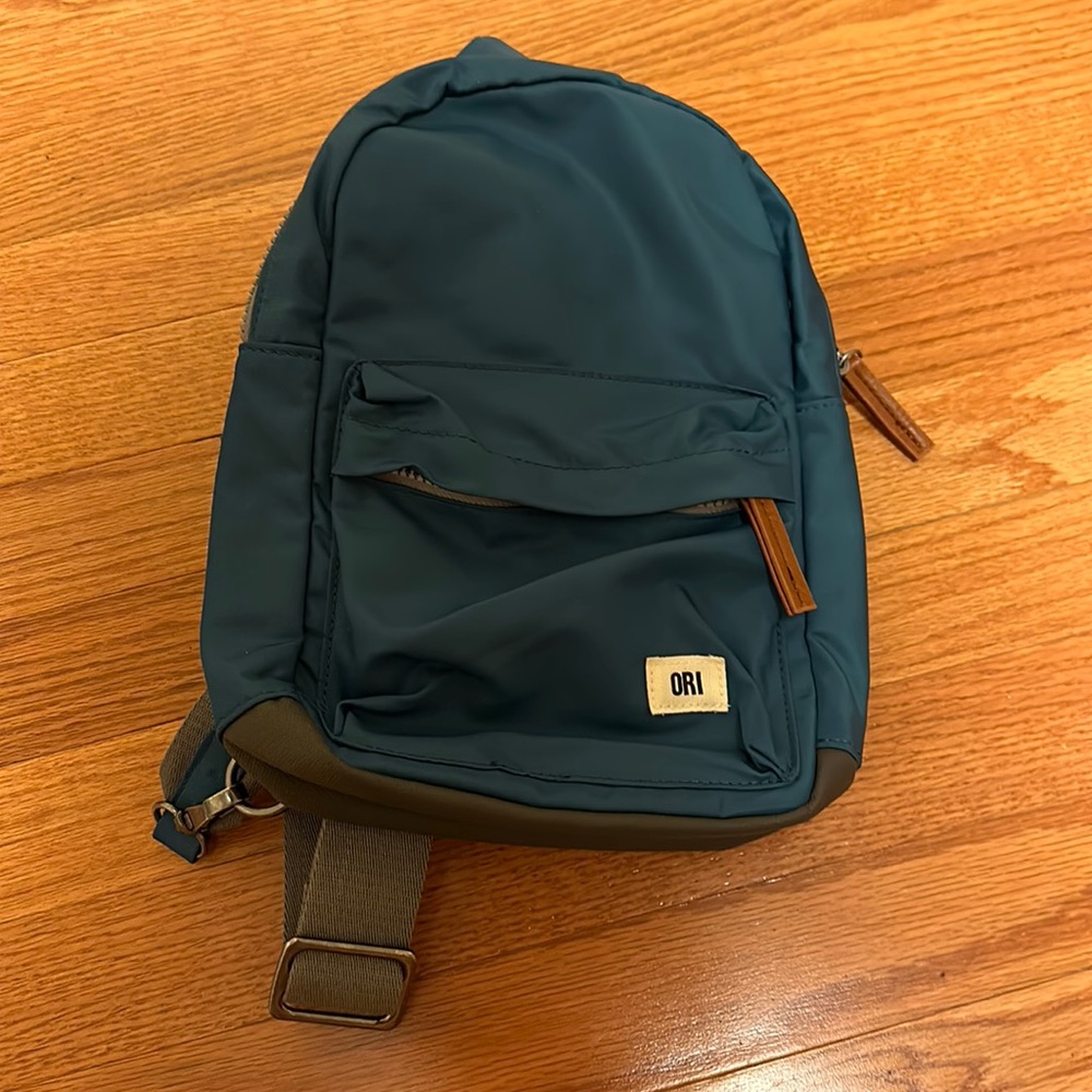 Sling on cross body bag great for travel and daily adventures. Used once!